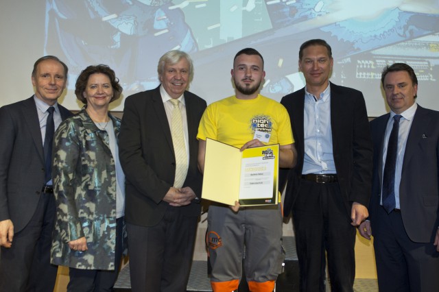 Unser Lehrling Bashkim Bobaj bei der feierlichen Überreichung der Urkunde